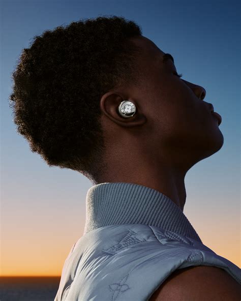 lv connected auricolari|Louis Vuitton Horizon Light Up Earphones.